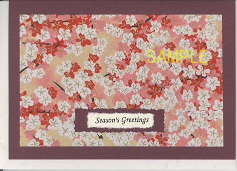 おもて表紙に紅白の花が描かれた和紙をあしらったSeason's Greetingsカードです。